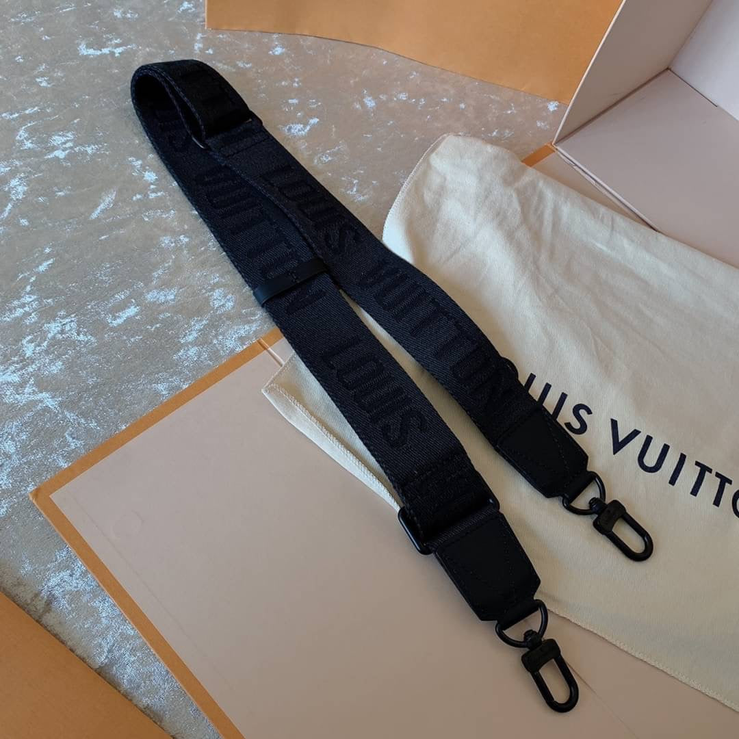 LV Takeoff 男生款素面牛皮郵差包/2090✨🉐86690
