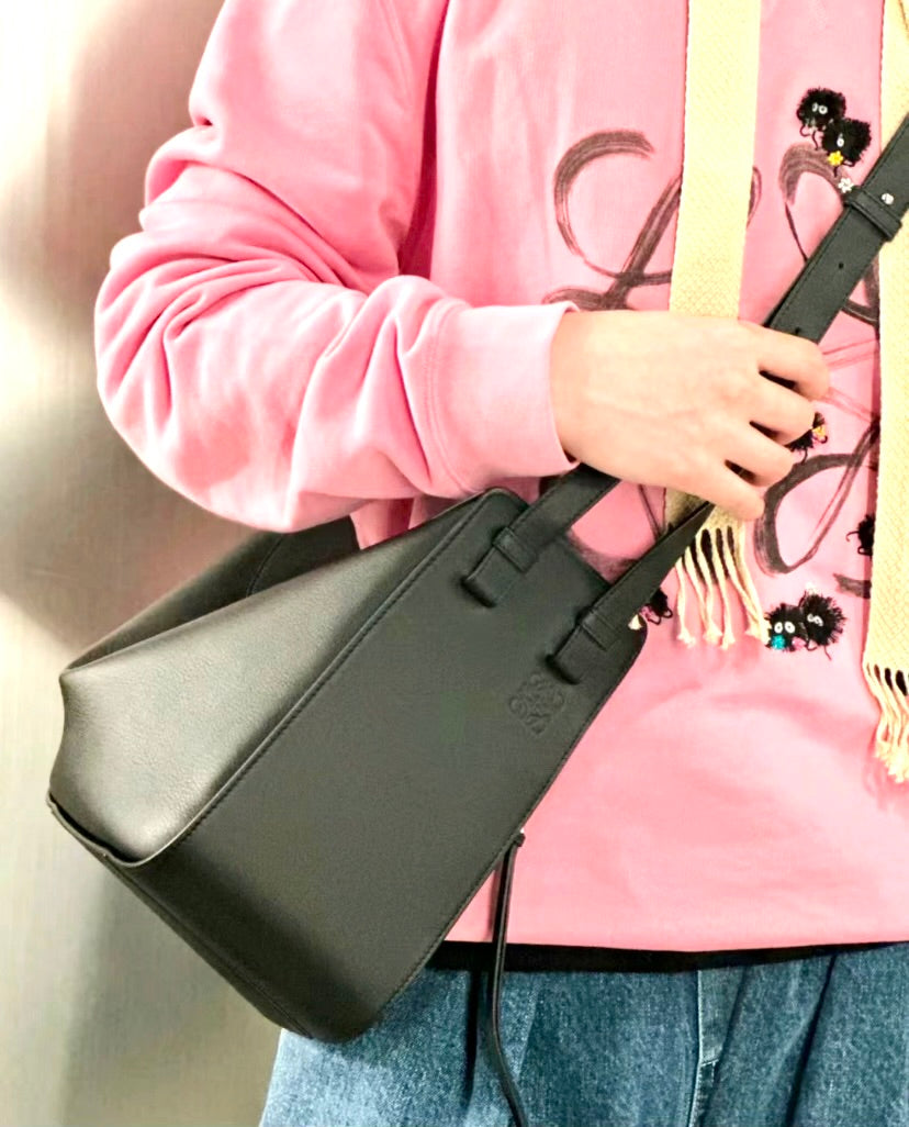Loewe Compact Hammock 經典小牛皮吊床包/2200