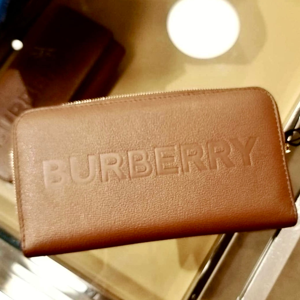 @Burberry▪️Elmore 壓印拉鍊長夾/450P245 🔥下殺🉐12030