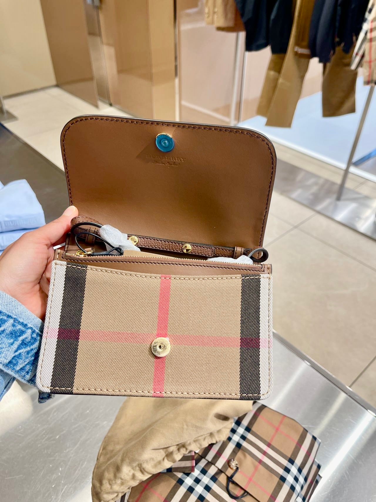 @Burberry▪️Hampshire 格紋拼色WOC翻蓋包/690P485 🔥折上六折🉐13900