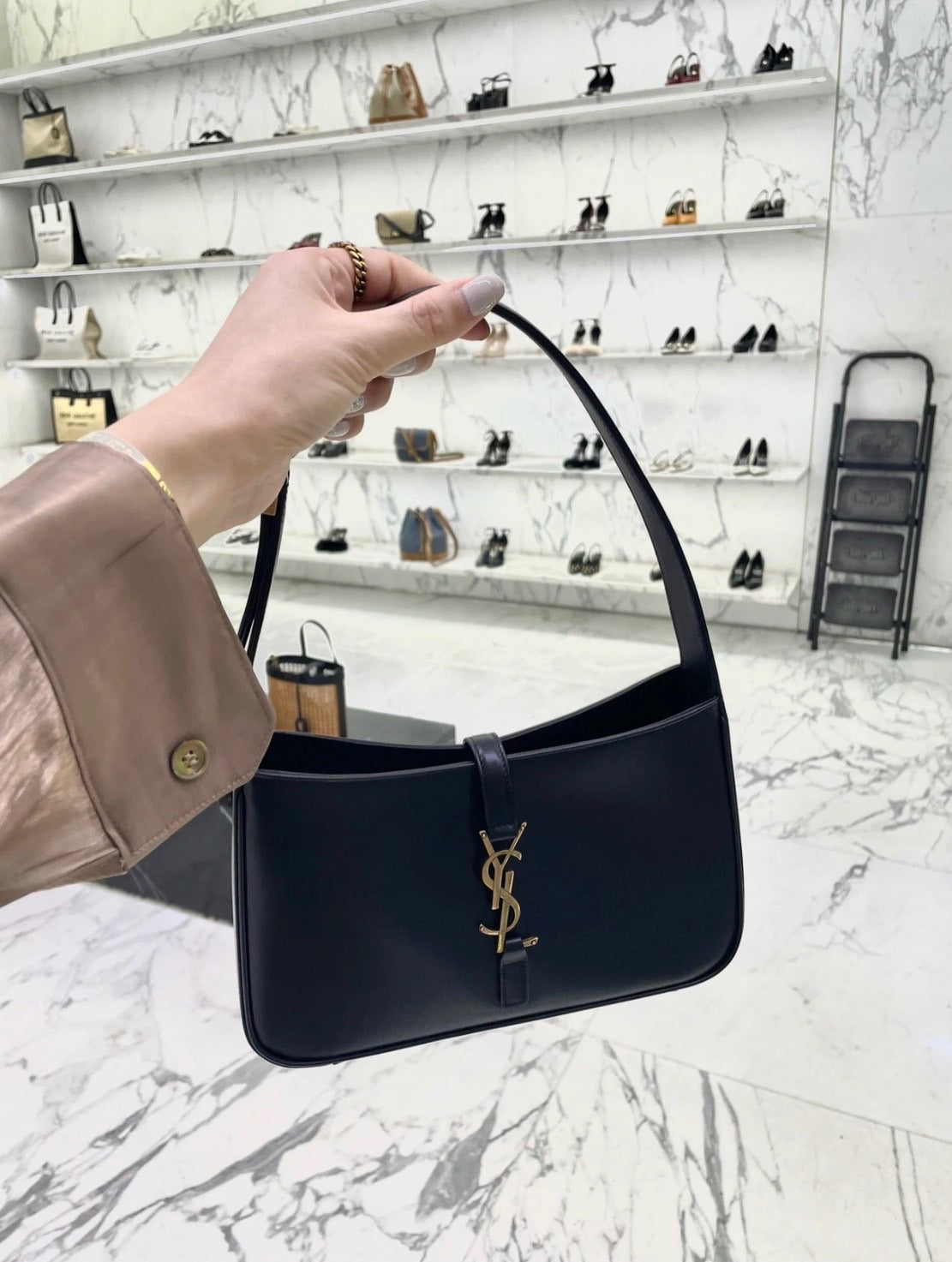 YSL Le 5 à 7 Hobo 腋下包/1755E1890 🉐67150🇪🇺