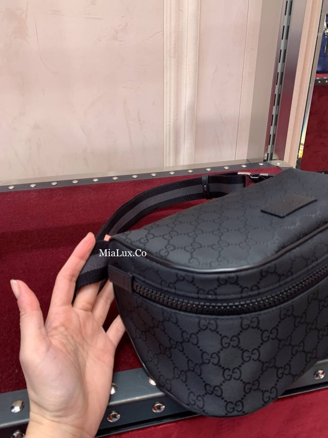 *@Gucci Canvas Bumbag S 小款男女款黑老花胸包/P395