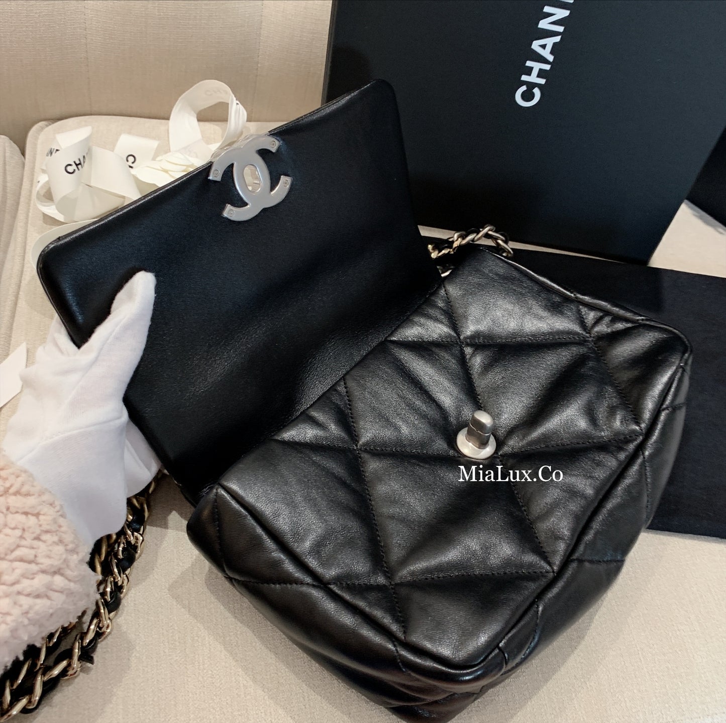 CHANEL▶︎✨| 19 LAMBSKIN HANDBAG 中款經典19小羊皮翻蓋鏈包 AS1160 *£5,360