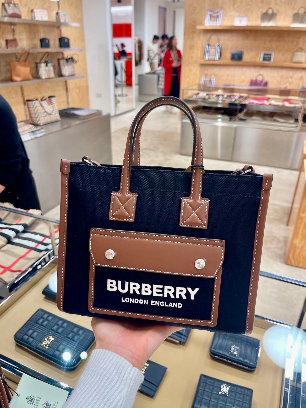 @Burberry▪️Freya Mini托特包-黑/920P645 🔥折上七折🉐21320