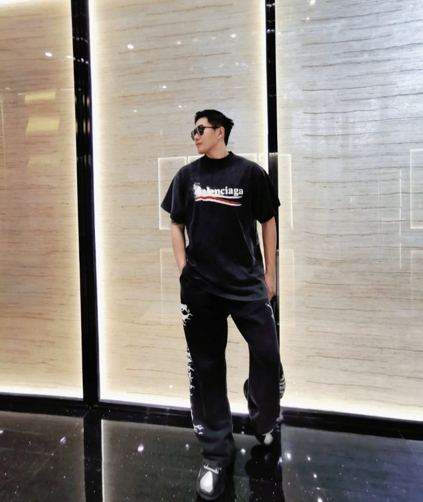 Balenciaga巴黎世家 Political Campaign 男生款T上衣-黑/550C474 ㊙️折扣🉐19980🏷️