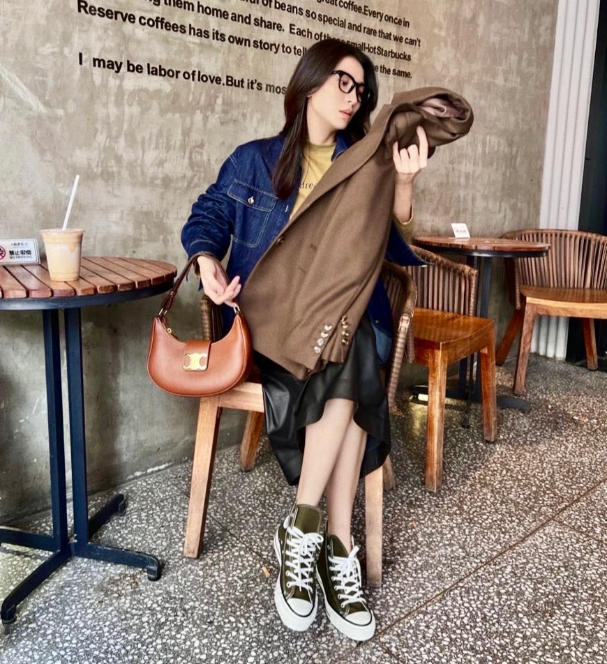 Celine Ava Triomphe M 中款搭扣腋下包/1850E2000 🉐71000🇪🇺