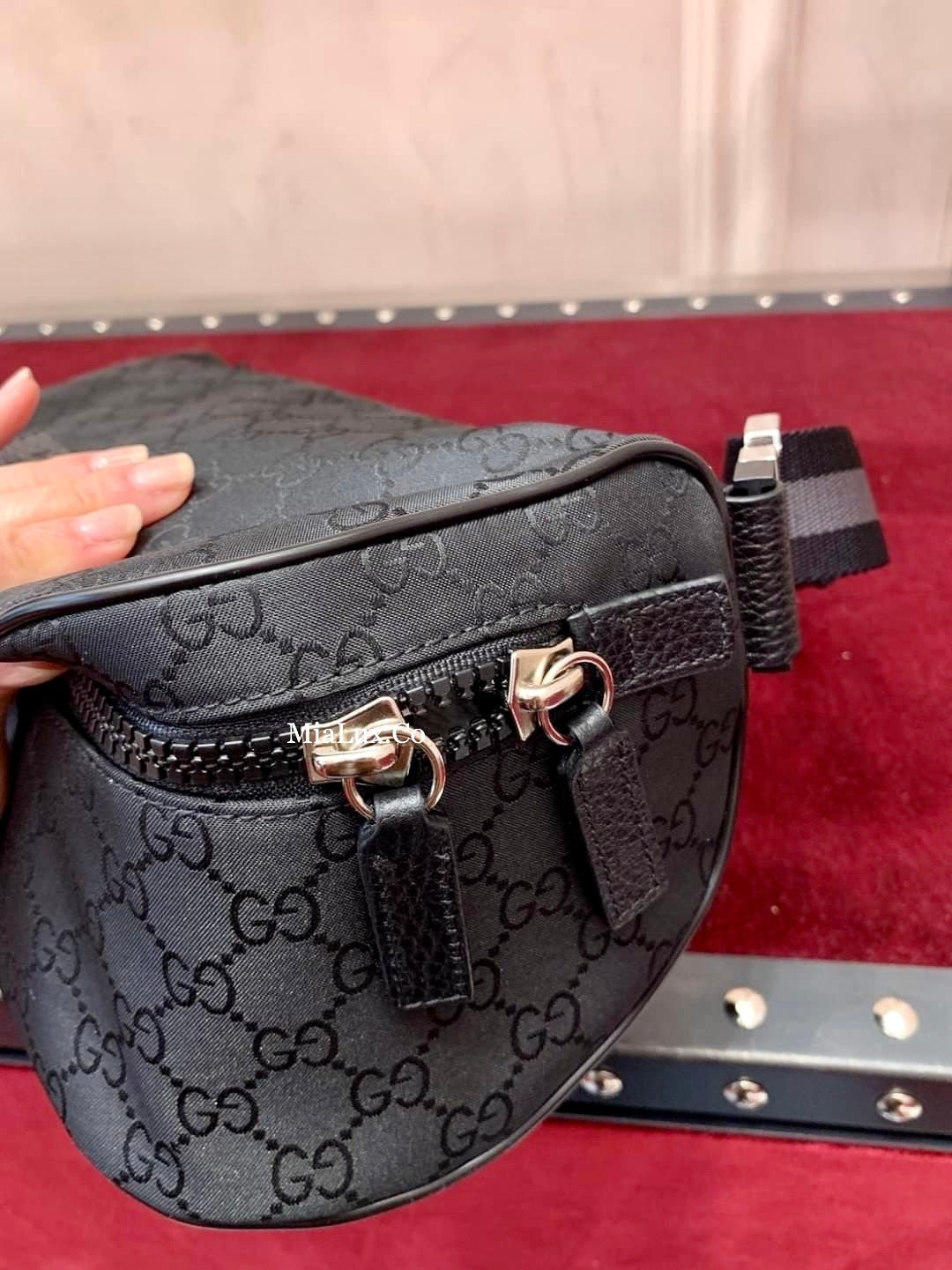 *@Gucci Canvas Bumbag S 小款男女款黑老花胸包/P395