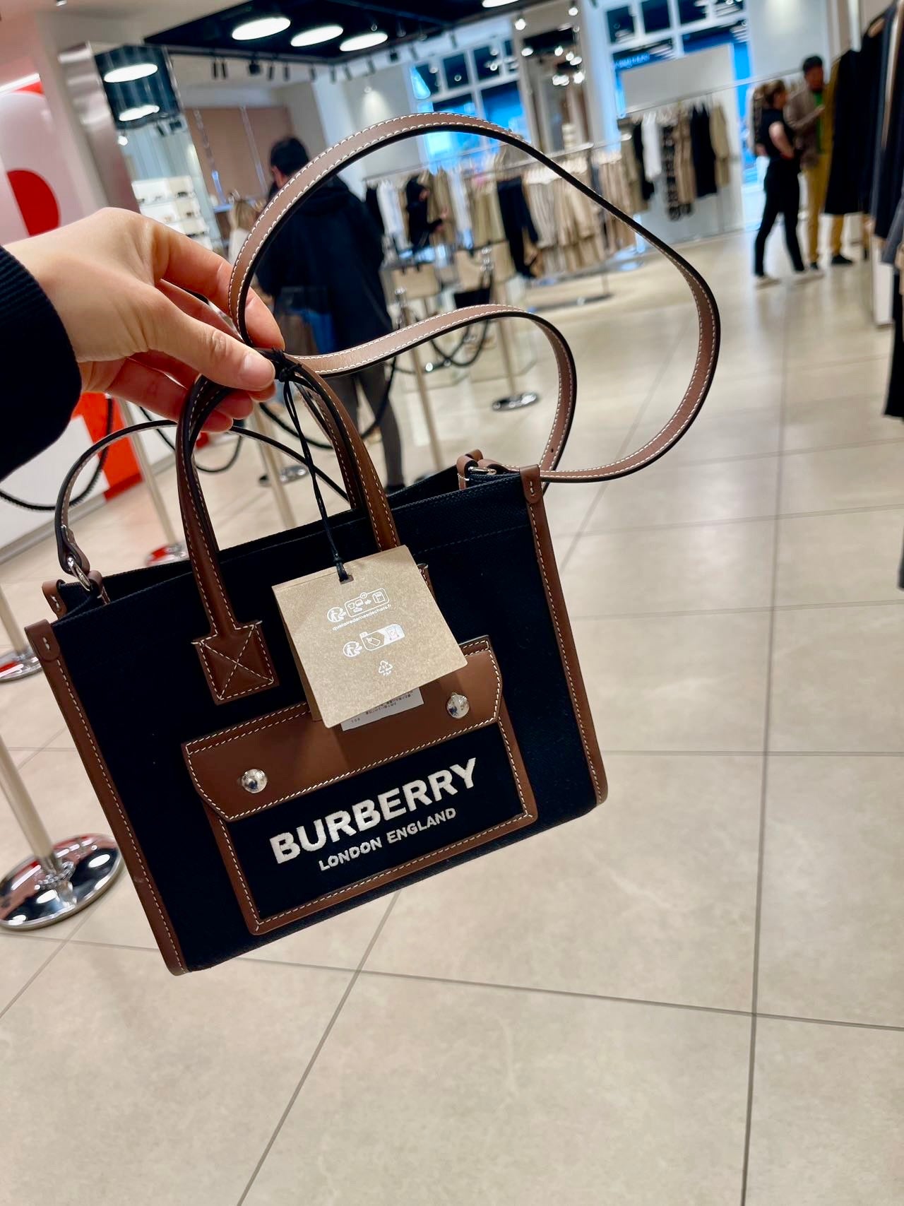 @Burberry▪️Freya Mini托特包-黑/920P645 🔥折上七折🉐21320