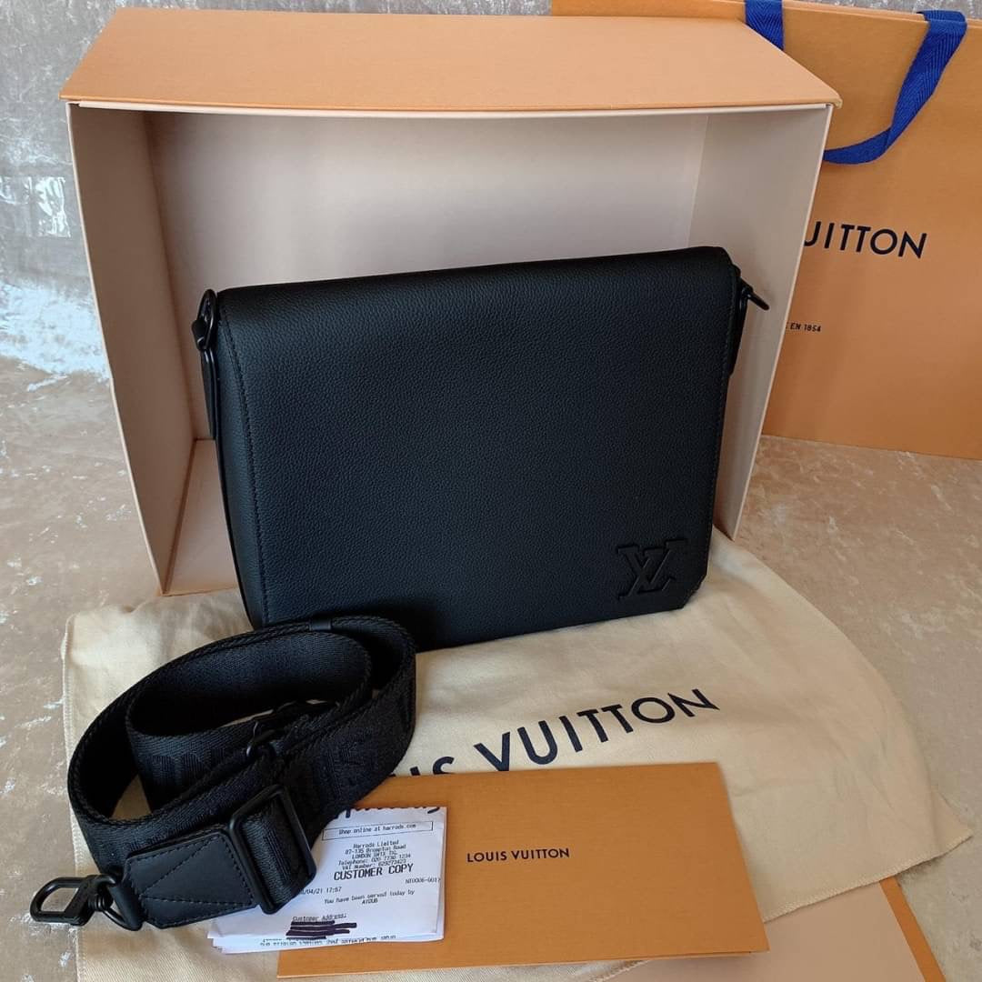 LV Takeoff 男生款素面牛皮郵差包/2090✨🉐86690