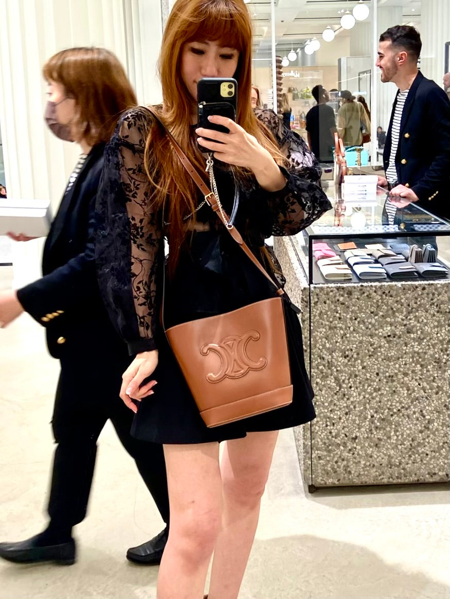 Celine▪️CUIR BUCKET 小款牛皮水桶包/1650E1700 🉐60500🇪🇺