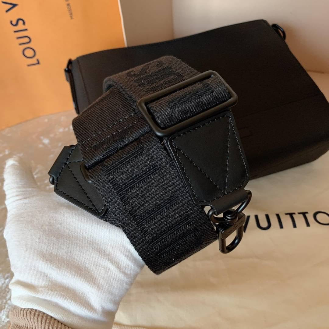 LV Takeoff 男生款素面牛皮郵差包/2090✨🉐86690