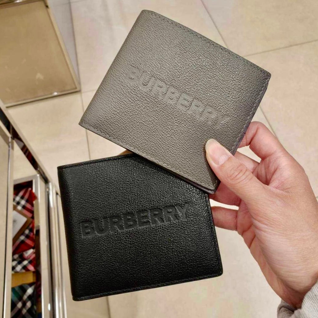 @Burberry▪️Embossed Logo 男女款壓印八卡雙開短夾/270P245 🔥下殺🉐12030