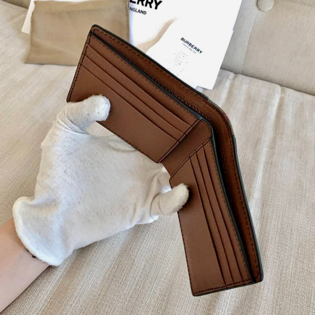 @Burberry MS Bifold 男女款格紋拼接燙金字雙開短夾/P159 🔥下殺🉐8660