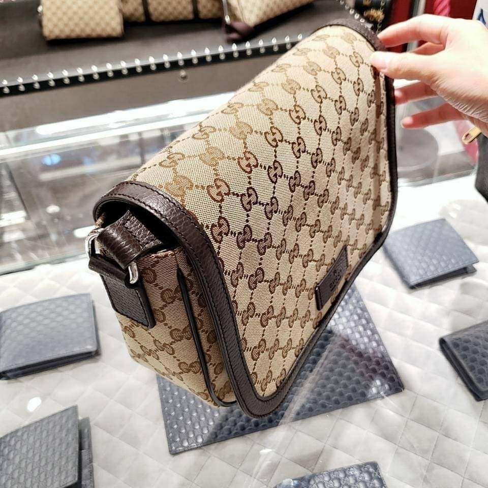 *@Gucci 男生款老花織布郵差包/ 小款P470 / 大款 P490