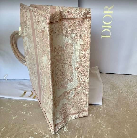 Dior▪️Book Tote M 中款刺繡托特包/2500E2700 🉐95500🇪🇺