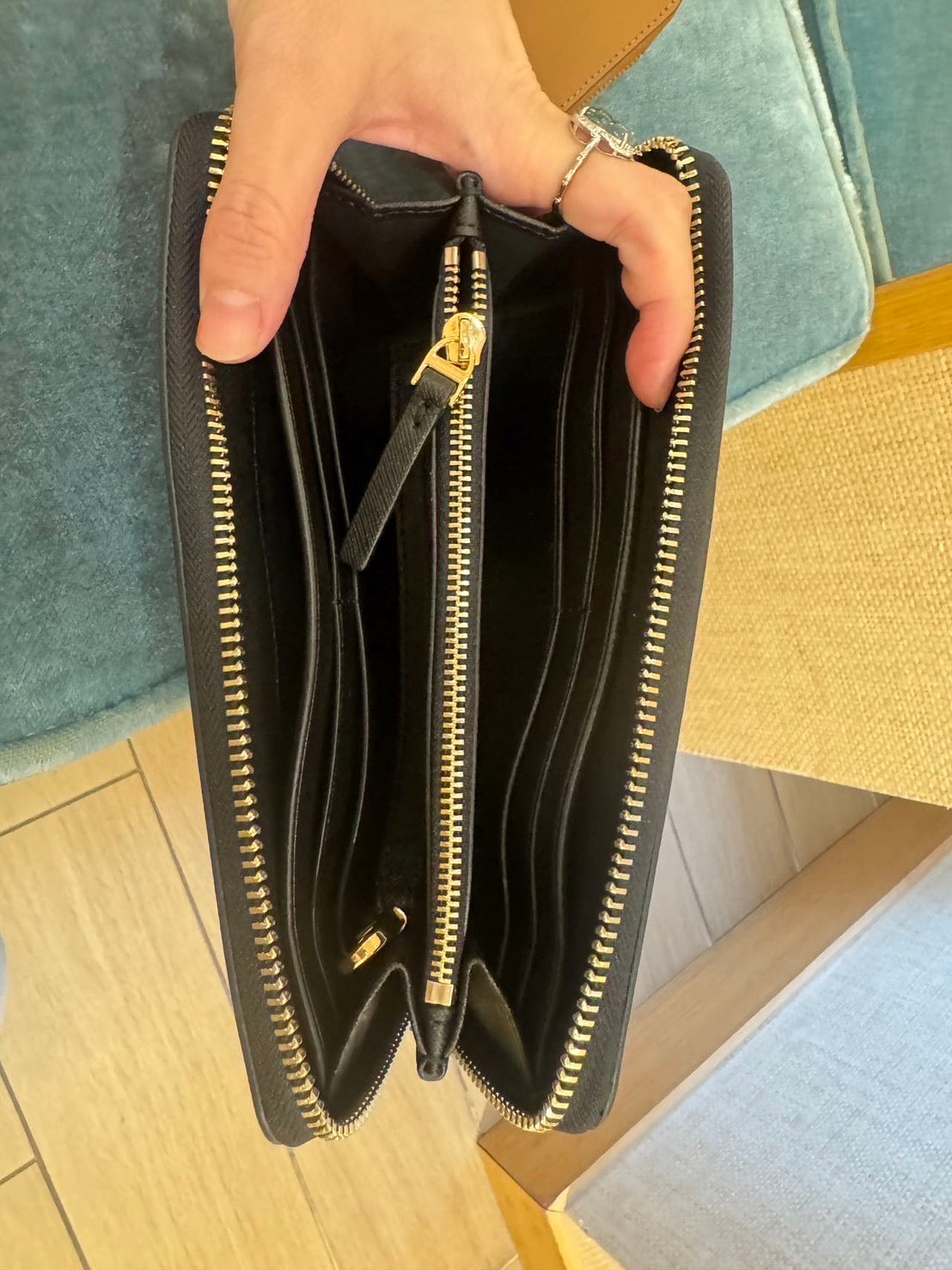 *Tory Burch Logo Zip Wallet 小金LOGO拉鍊長夾- 黑色