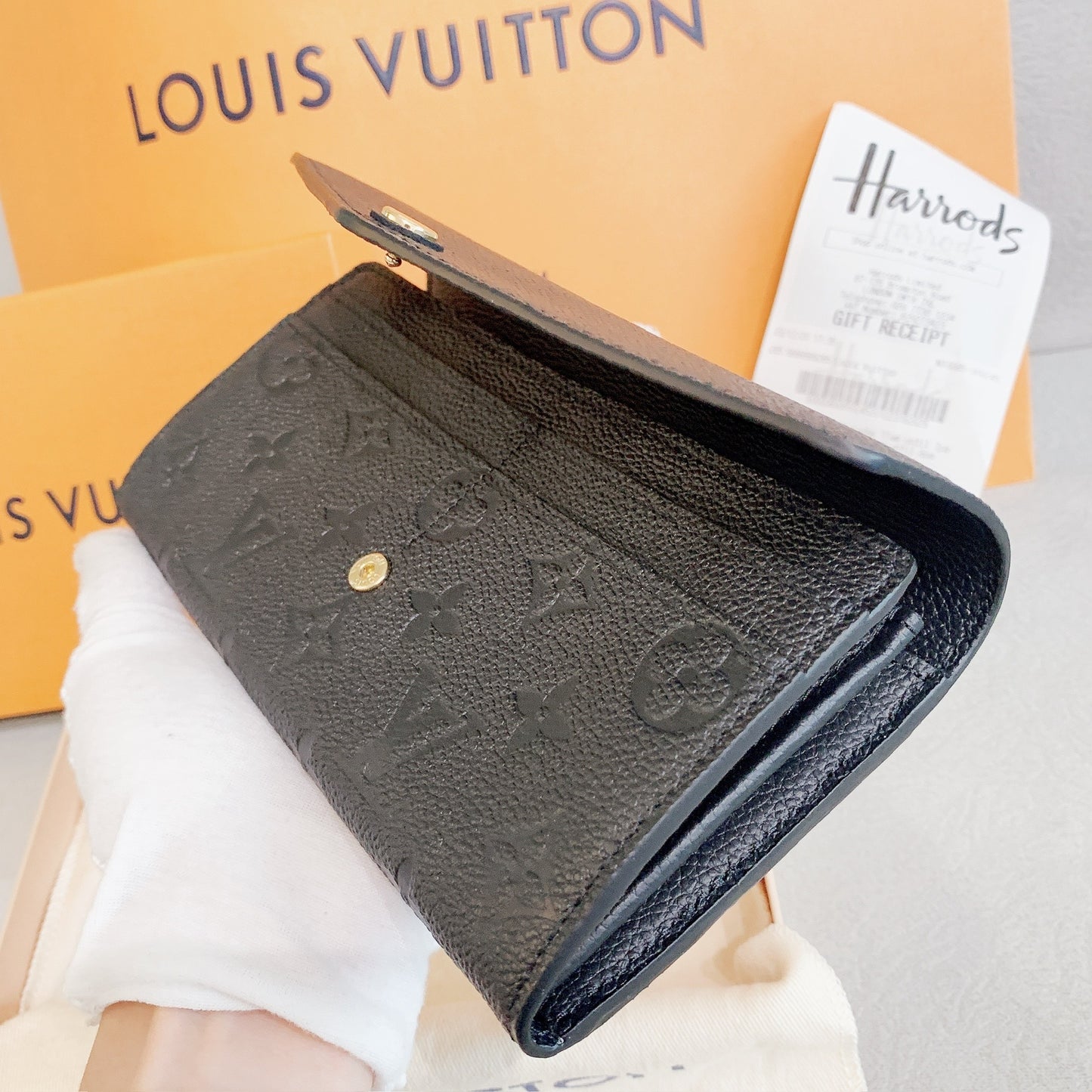 LV▪️Sarah 壓紋牛皮信封長夾/620✨🉐27040