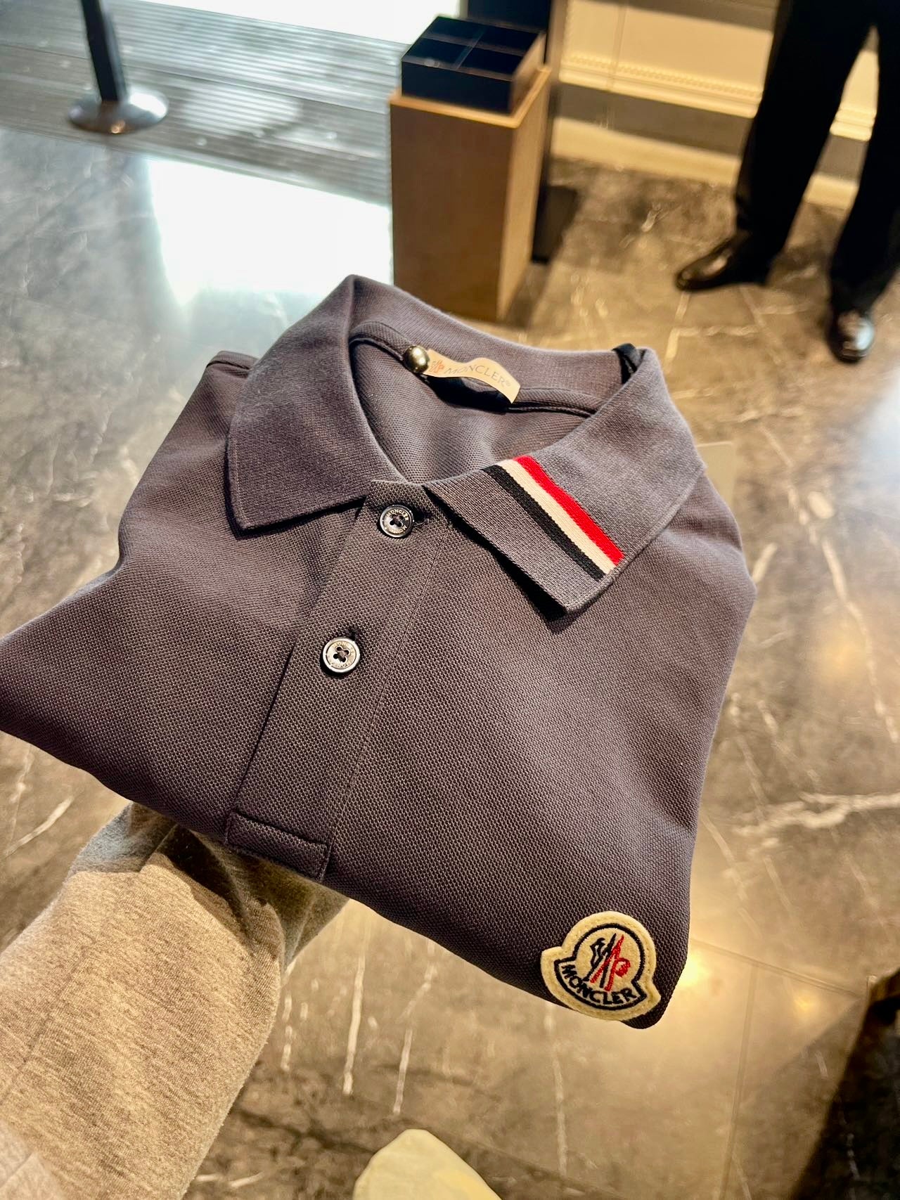 @Moncler 男生款扣下飾邊Polo上衣/250P167 🔥折上七折🉐6080
