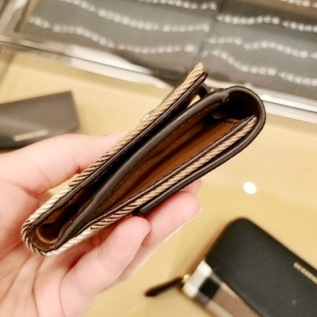 @Burberry Luna 小款格紋拼皮翻蓋短夾/P215 🔥下殺🉐11000