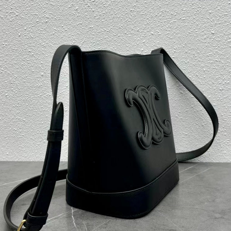 Celine▪️CUIR BUCKET 小款牛皮水桶包/1650E1700 🉐60500🇪🇺