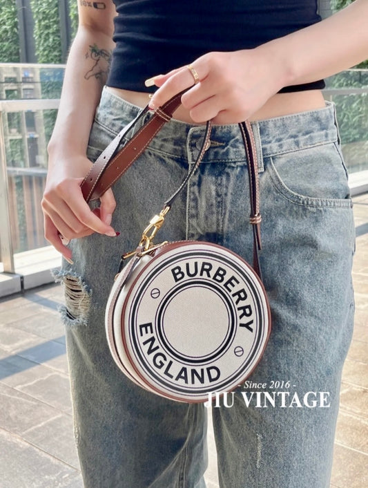 @Burberry Louise Logo Print 圓餅斜跨包/850P379 🔥下殺🉐18060