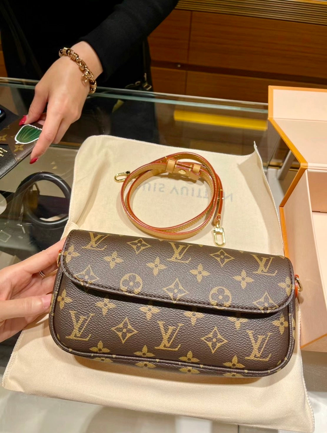 LV Ivy Wallet on Chain 爆款老花腋下包/1350✨🉐57700