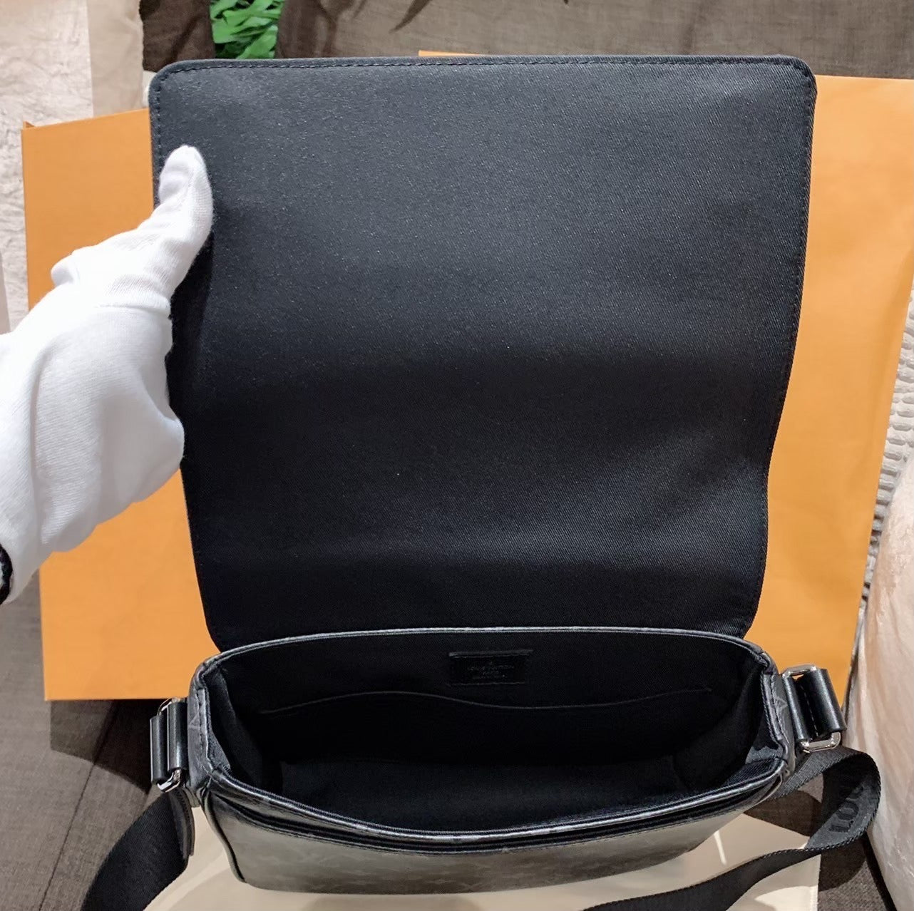 LV District PM 小款男生款郵差包/1490✨🉐63580