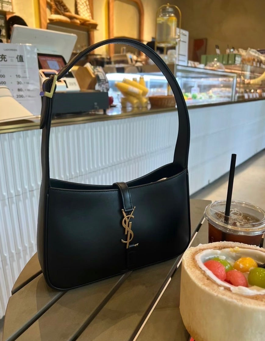YSL Le 5 à 7 Hobo 腋下包/1755E1890 🉐67150🇪🇺