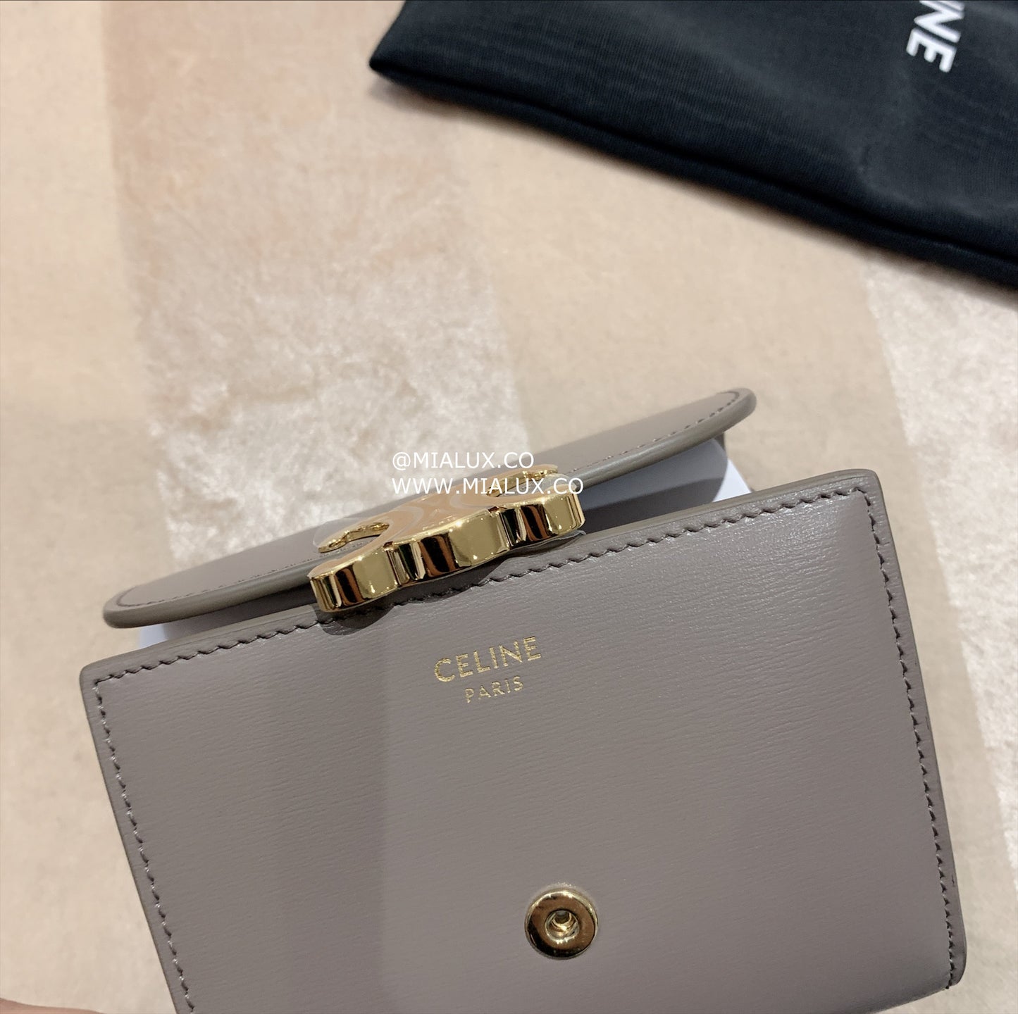 Celine▪️Flap Wallet Triomphe S 亮牛皮三折短夾/490E540 🉐19900🇪🇺