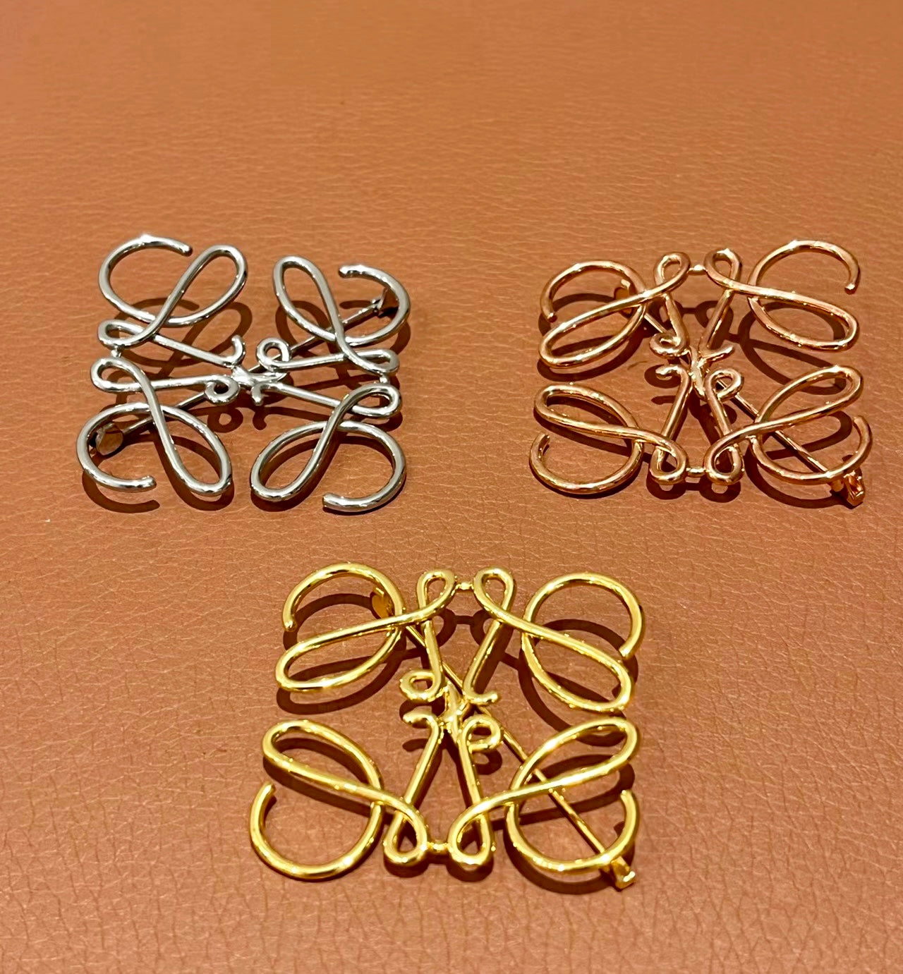 Loewe Anagram Brooch in Metal 單色金屬胸針/250