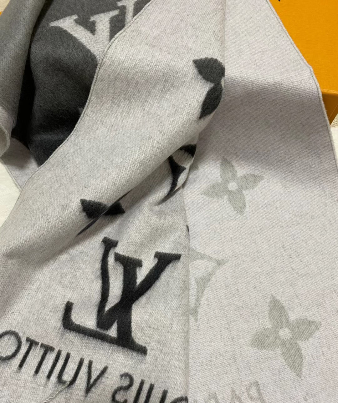 LV Reykjavik Gradient 漸層羊絨圍巾/760✨優惠🉐32160