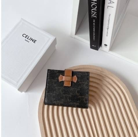 *現貨*Celine▪️Strap In Triomphe S 老花牛皮短夾-棕 P12000 /T20000