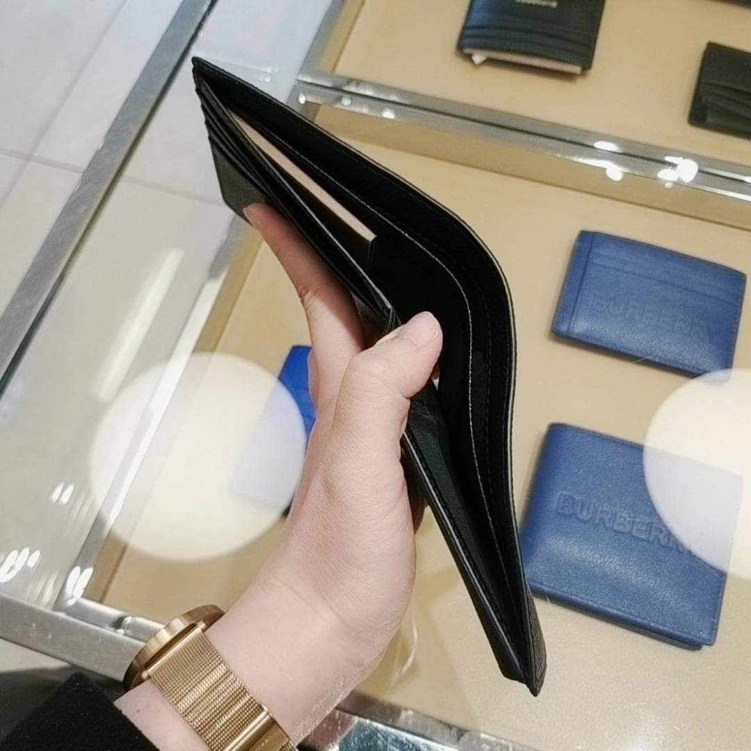 @Burberry CC Bifold 男女款燙銀字零錢短夾/P195 🔥下殺🉐9980
