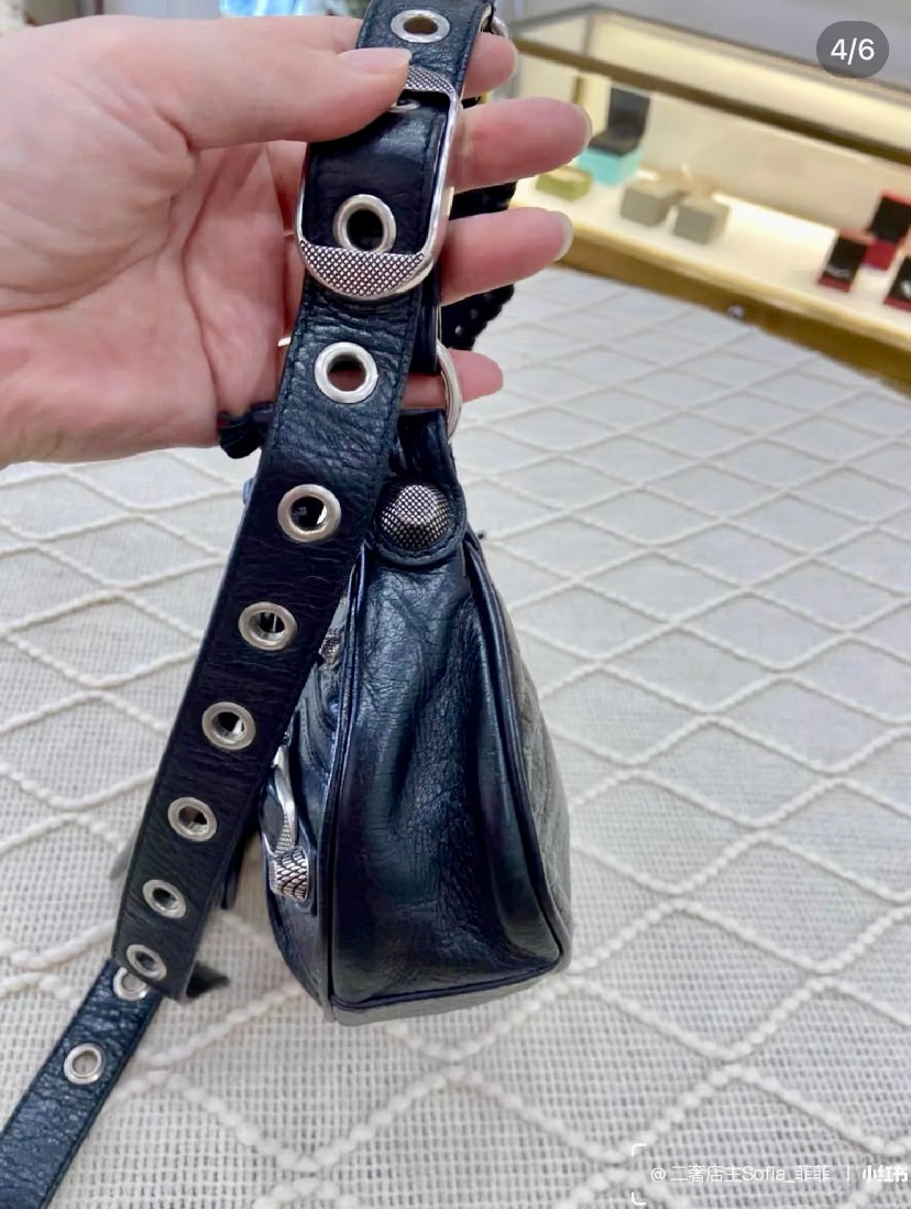 Balenciaga巴黎世家 Cagole XS 小牛皮銀釦半月機車包/C1535 ㊙️折扣🉐62400💰