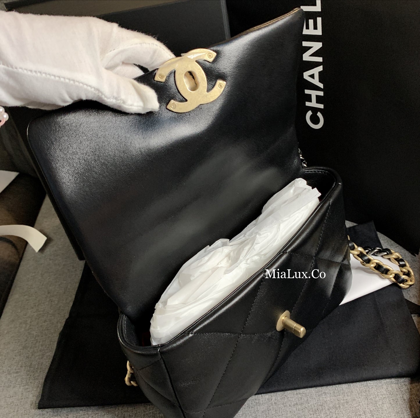CHANEL▶︎✨| 19 LAMBSKIN HANDBAG 中款經典19小羊皮翻蓋鏈包 AS1160 *£5,360