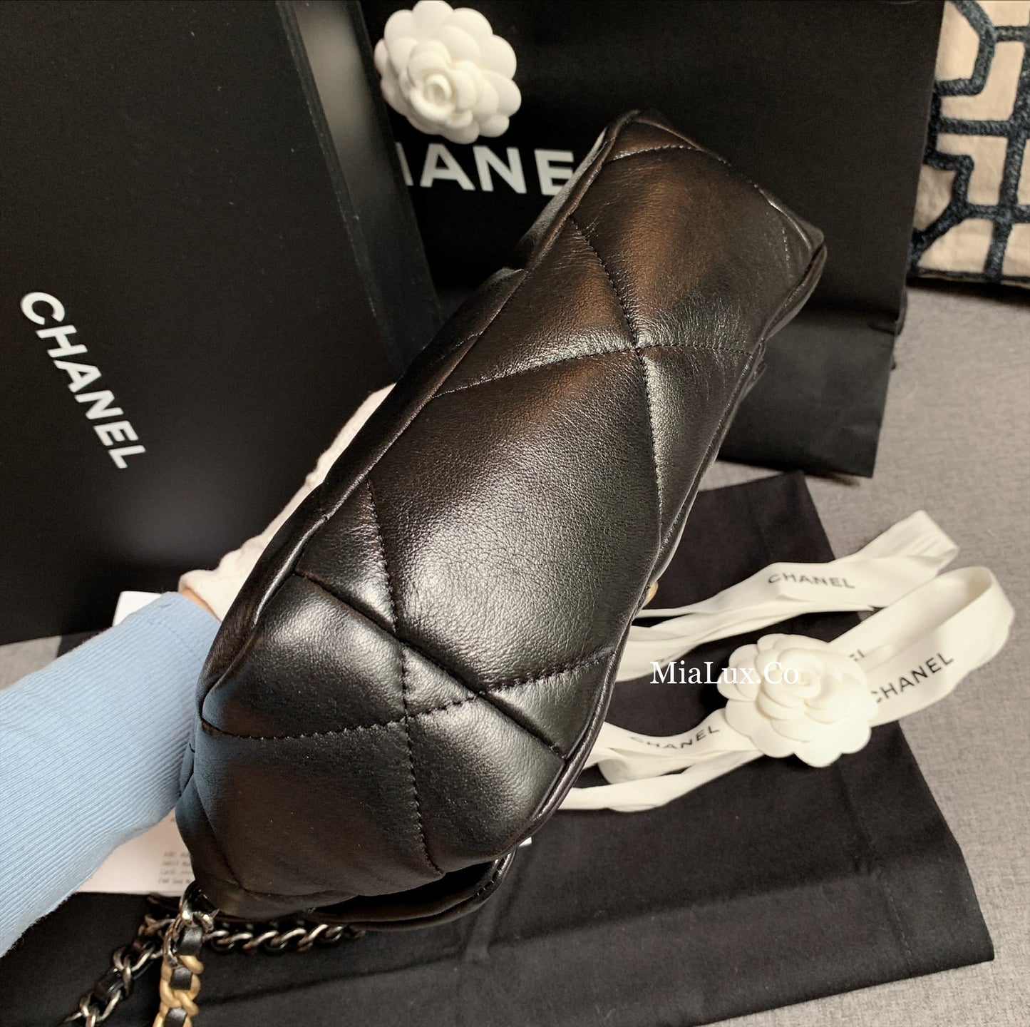 CHANEL▶︎✨| 19 LAMBSKIN HANDBAG 中款經典19小羊皮翻蓋鏈包 AS1160 *£5,360