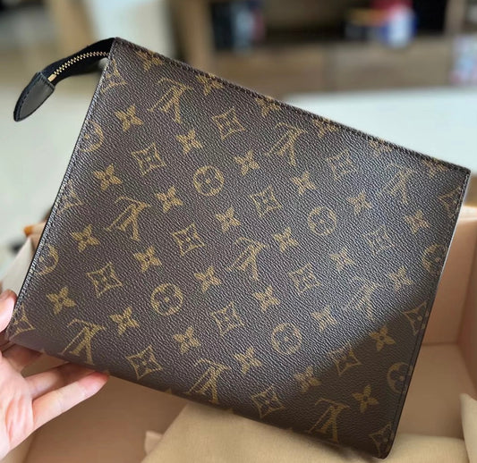 LV Poche Toilette NM 腋下手拿包/780✨🉐33760