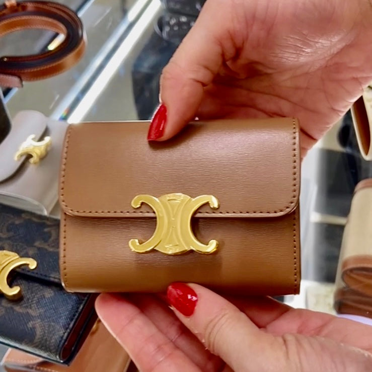 Celine▪️Flap Wallet Triomphe S 亮牛皮三折短夾/490E540 🉐19900🇪🇺