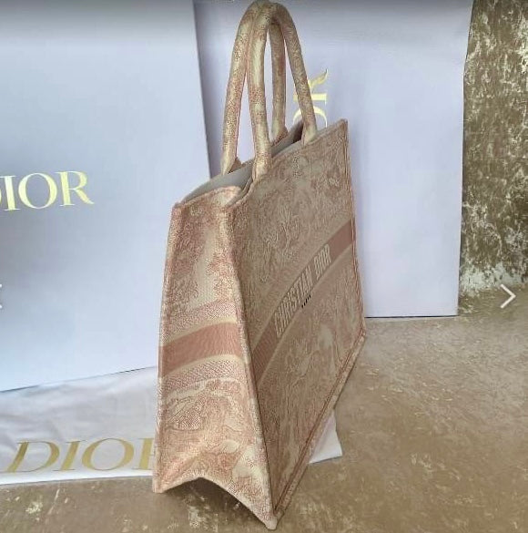 Dior▪️Book Tote M 中款刺繡托特包/2500E2700 🉐95500🇪🇺