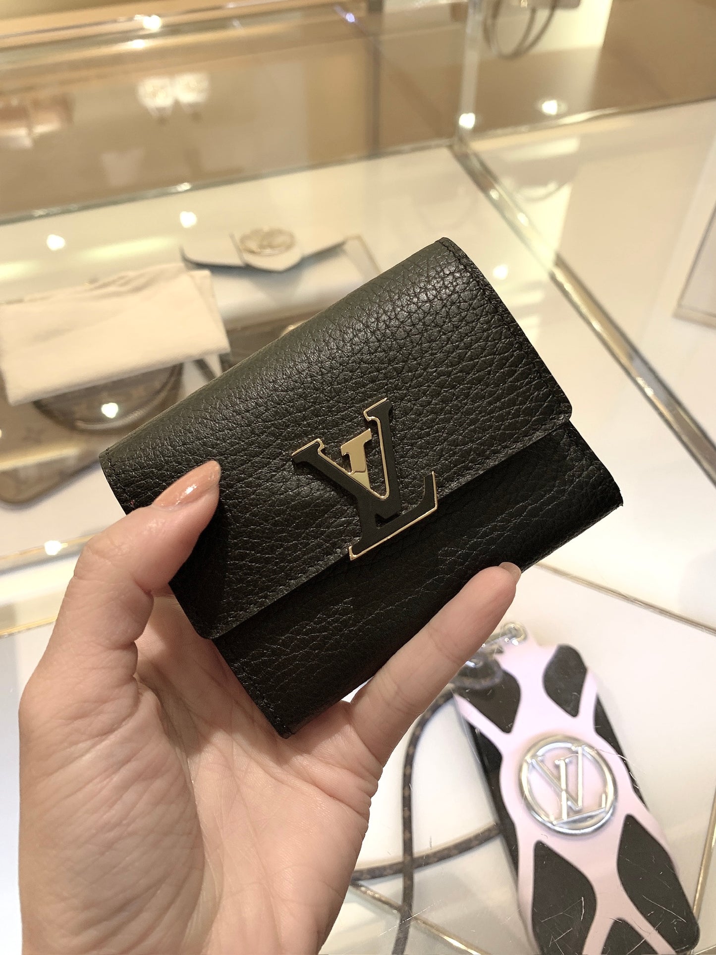 LV Capucines 素面三折短夾/725✨🉐31450
