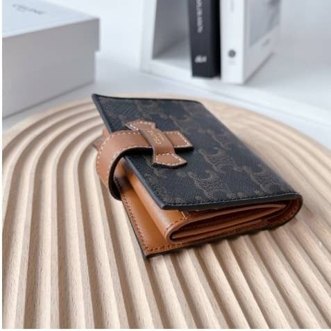 *現貨*Celine▪️Strap In Triomphe S 老花牛皮短夾-棕 P12000 /T20000