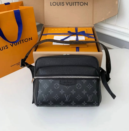 ❌LV Outdoor Messenger Bag 男生款郵差包/1650 ✨🉐68650