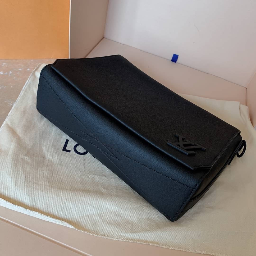 LV Takeoff 男生款素面牛皮郵差包/2090✨🉐86690