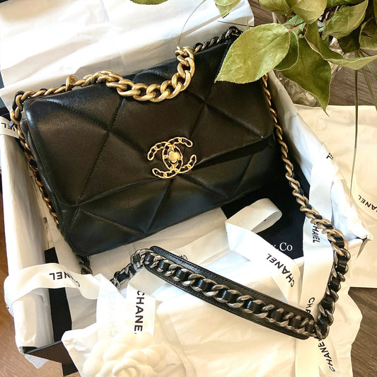 CHANEL▶︎✨| 19 LAMBSKIN HANDBAG 中款經典19小羊皮翻蓋鏈包 AS1160 *£5,360