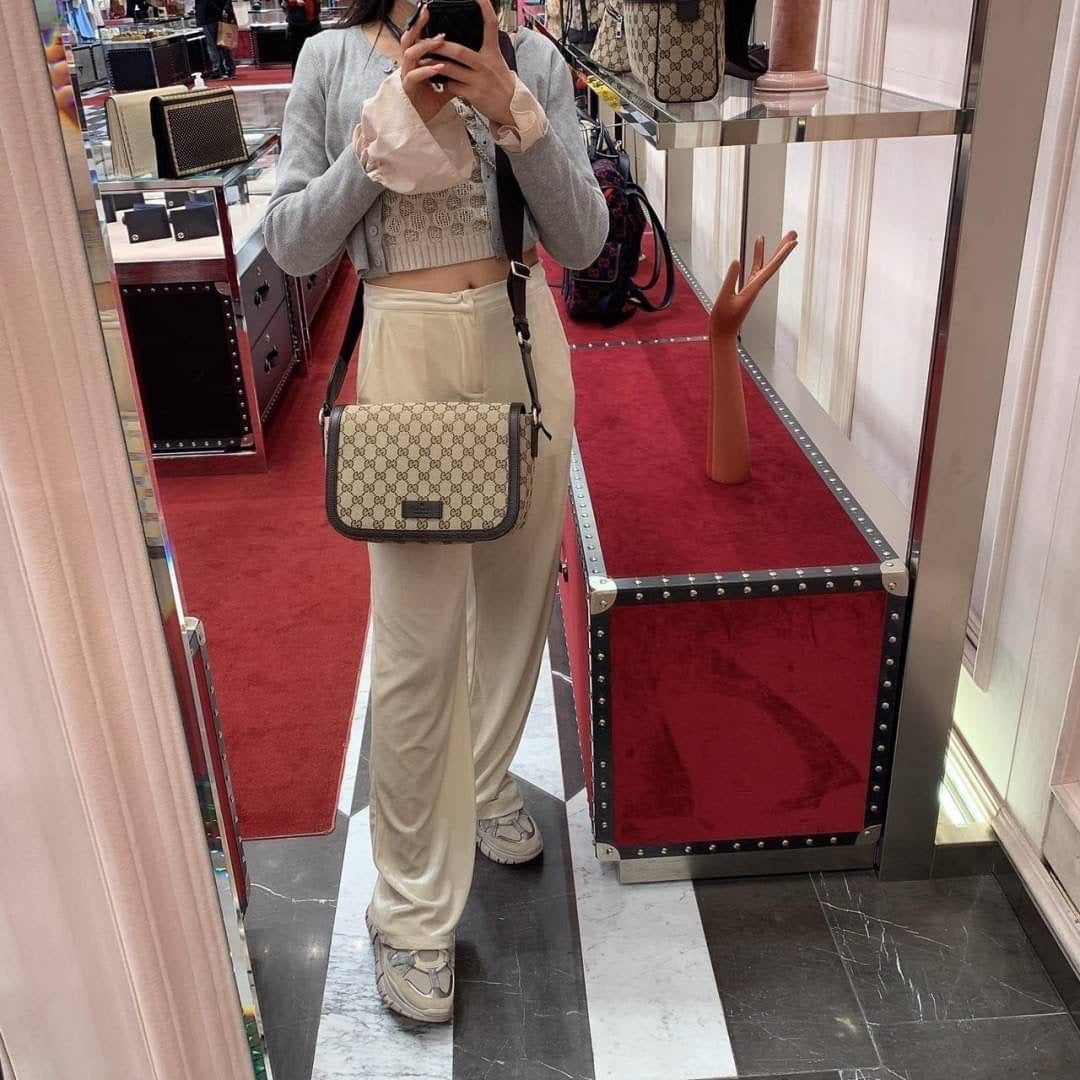 *@Gucci 男生款老花織布郵差包/ 小款P470 / 大款 P490