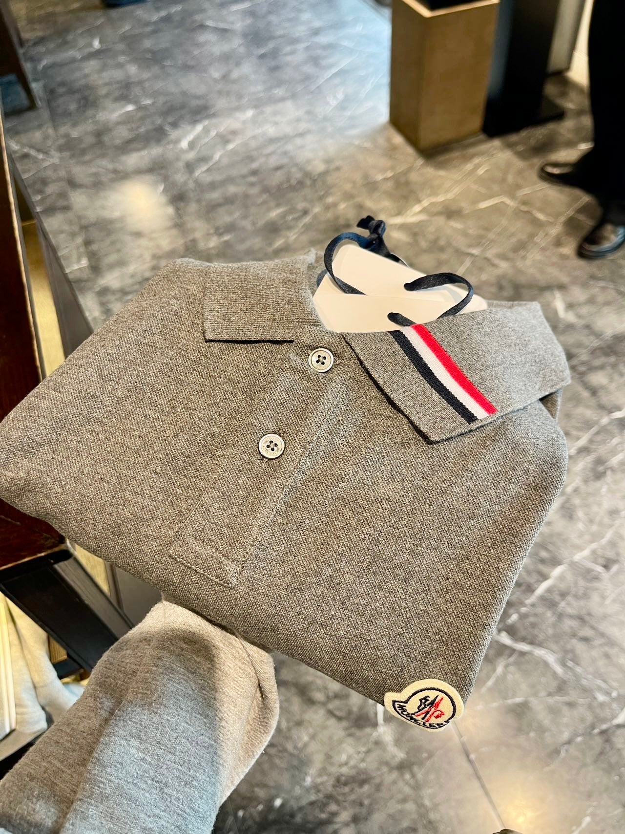 @Moncler 男生款扣下飾邊Polo上衣/250P167 🔥折上七折🉐6080