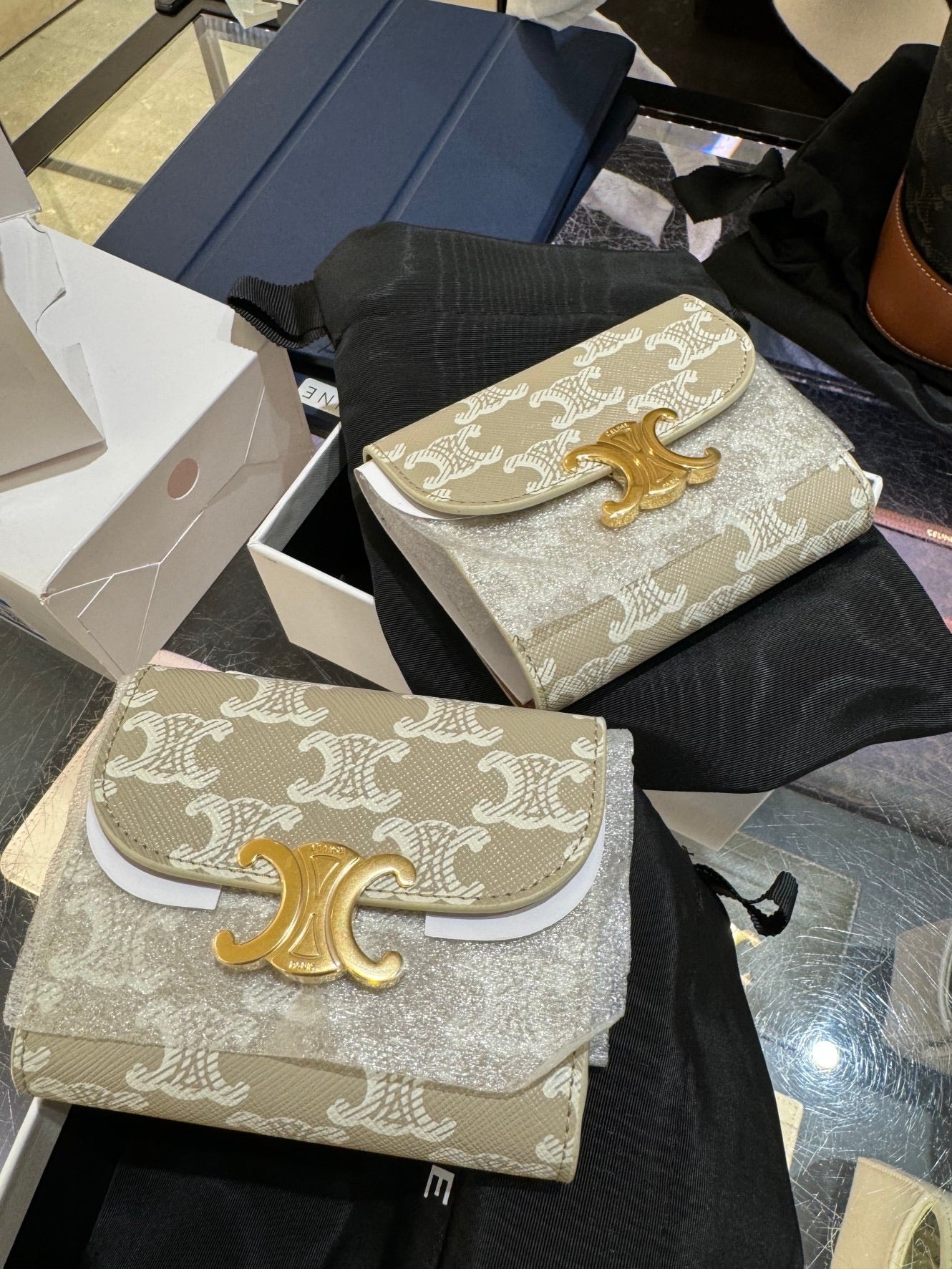 Celine▪️Flap Wallet Triomphe S 老花三折短夾/495E510 🉐19360🇪🇺