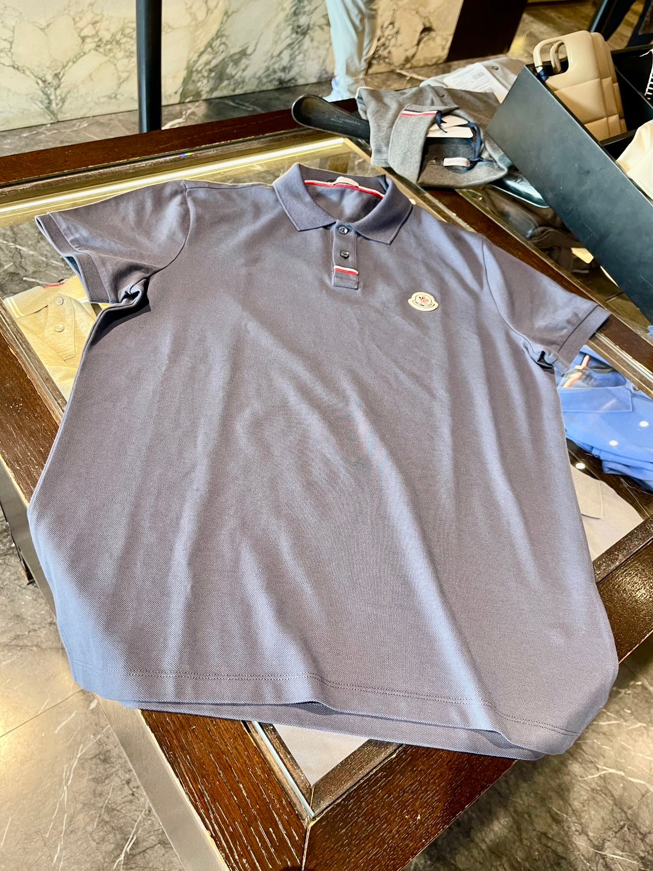 @Moncler 男生款扣下飾邊Polo上衣/250P167 🔥折上七折🉐6080