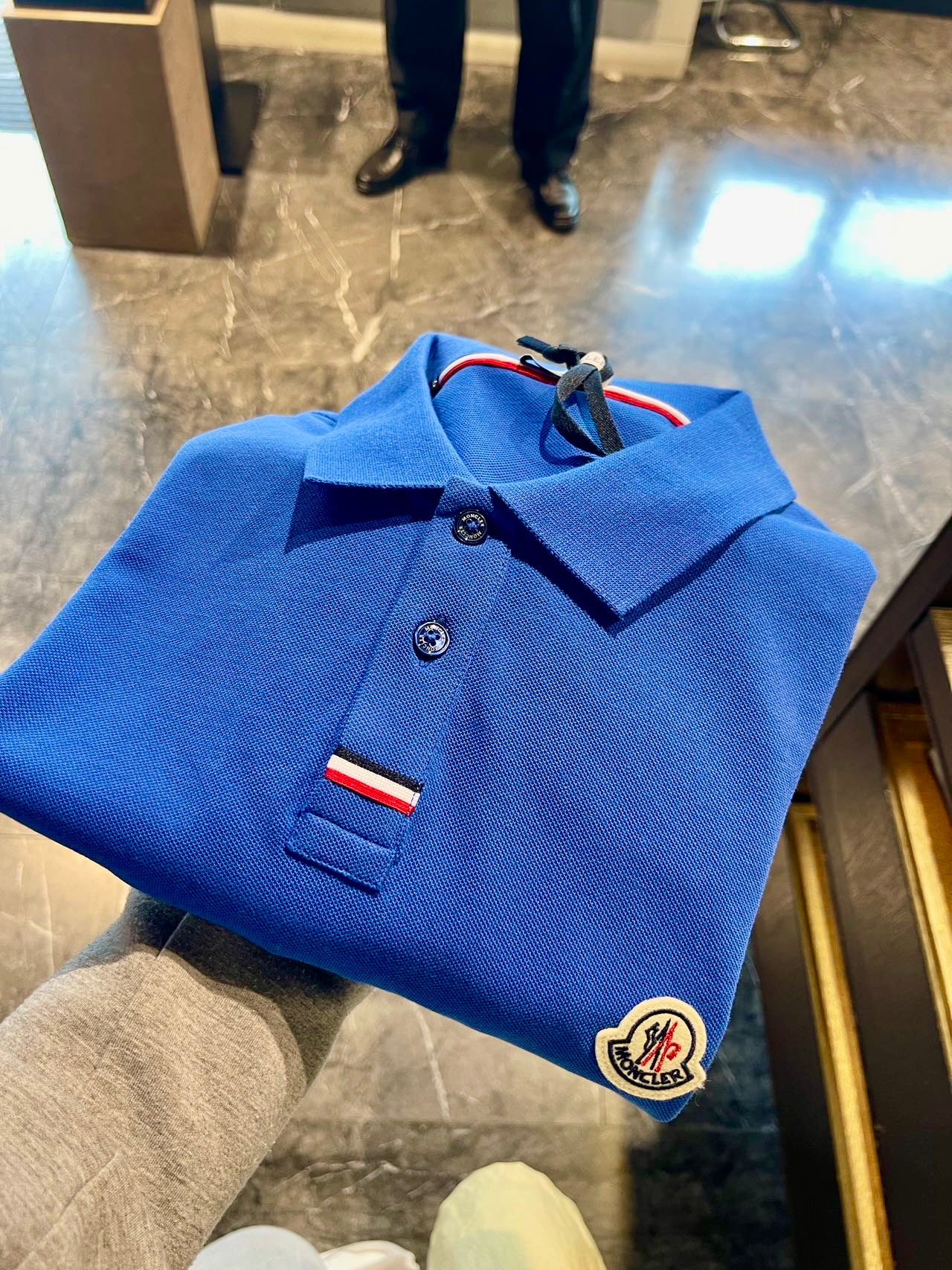 @Moncler 男生款扣下飾邊Polo上衣/250P167 🔥折上七折🉐6080