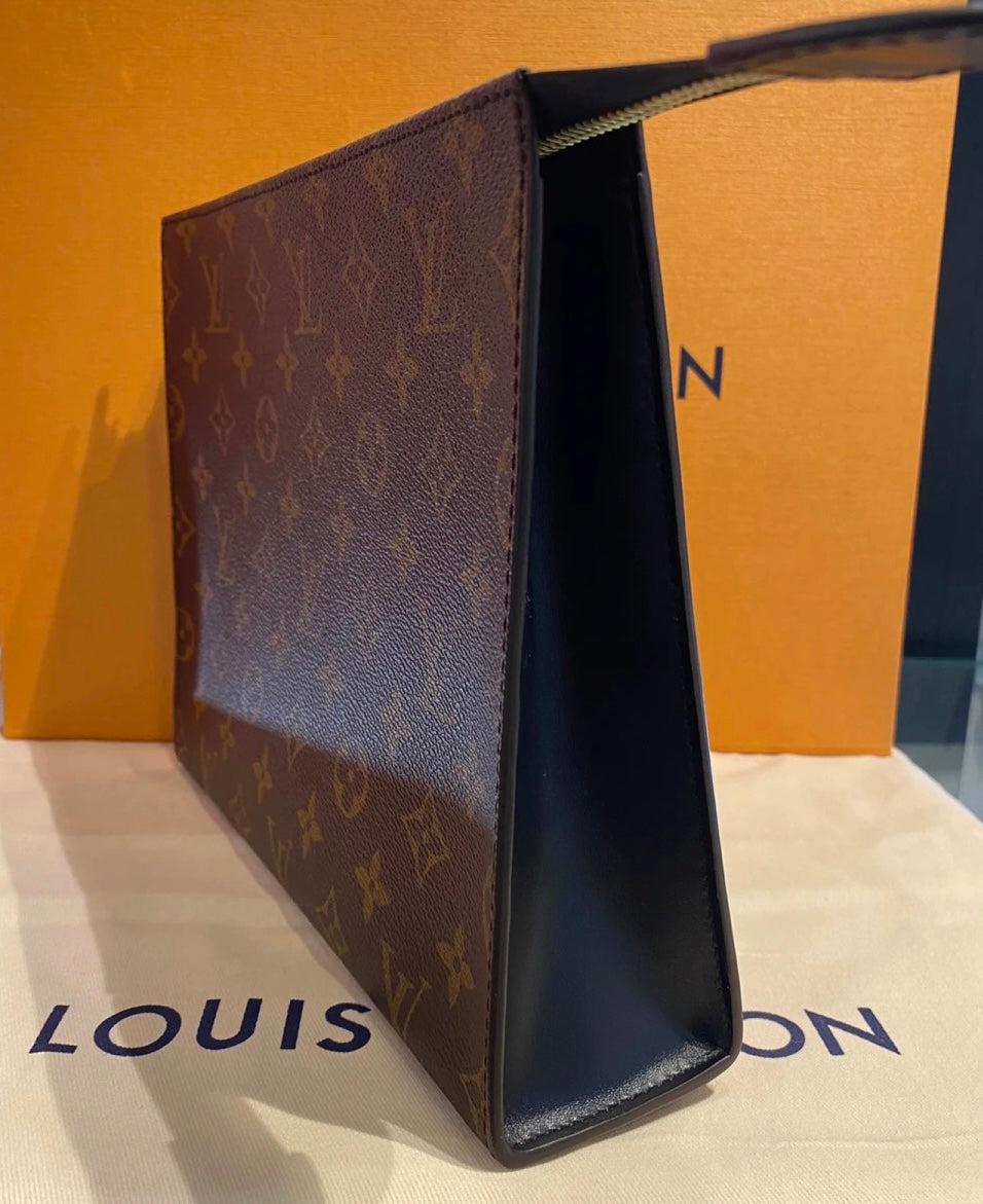 LV Poche Toilette NM 腋下手拿包/780✨🉐33760